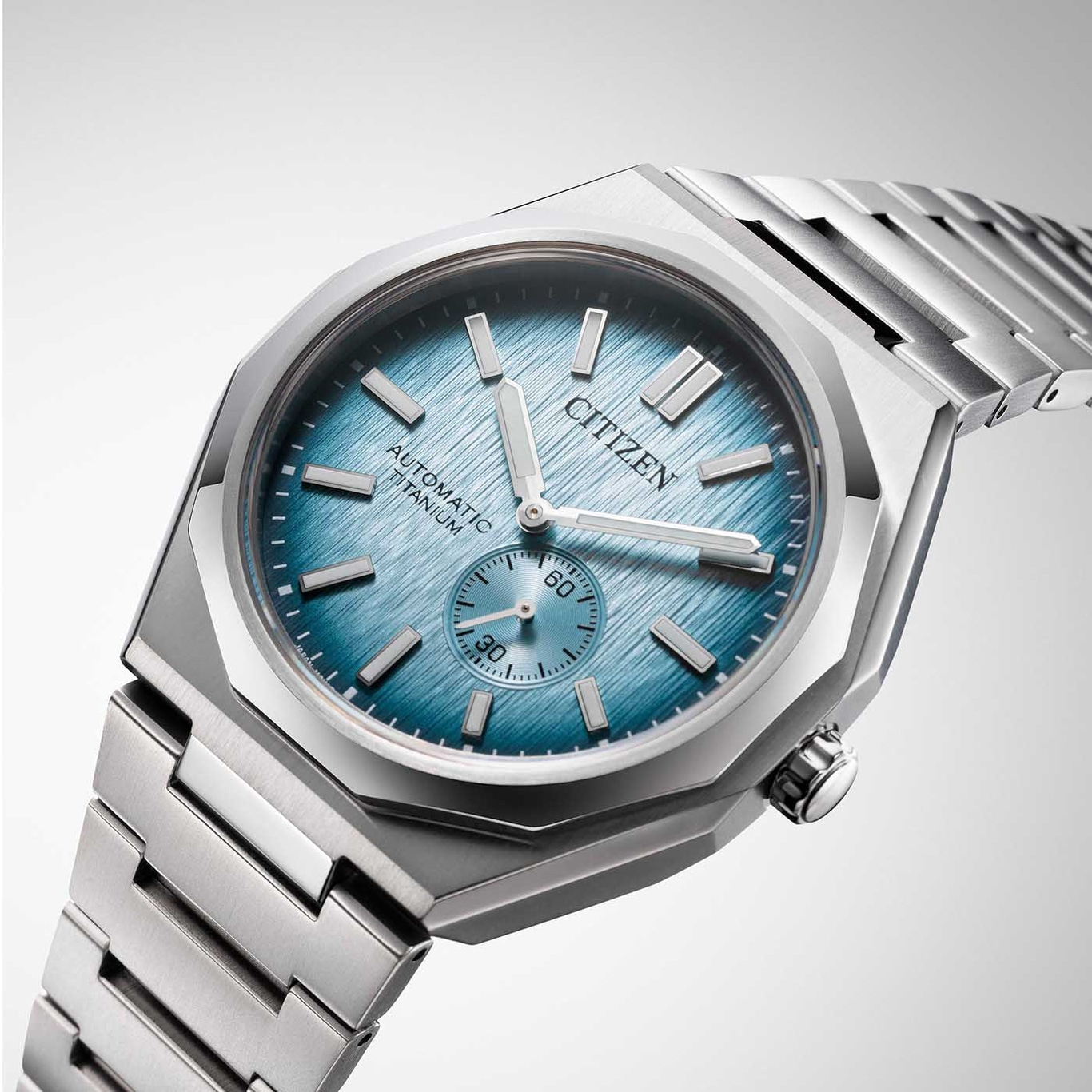 Citizen-Uhr mit blauem Zifferblatt und Titanarmband, Automatikwerk.