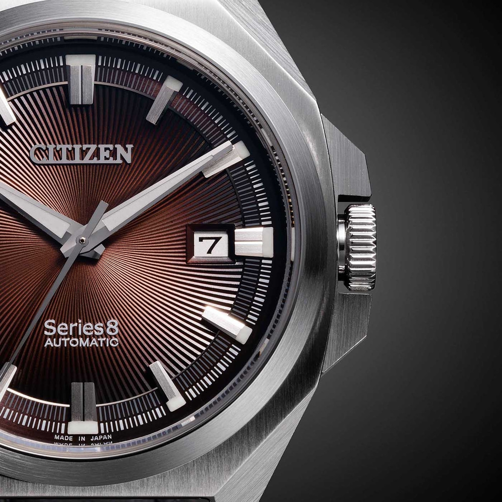 Nahaufnahme einer Citizen Series 8 Automatik-Uhr mit braunem Zifferblatt.