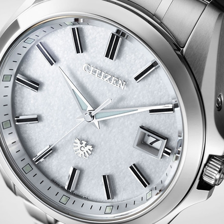 Nahaufnahme einer Citizen-Uhr mit silbernem Zifferblatt und Zeigern.