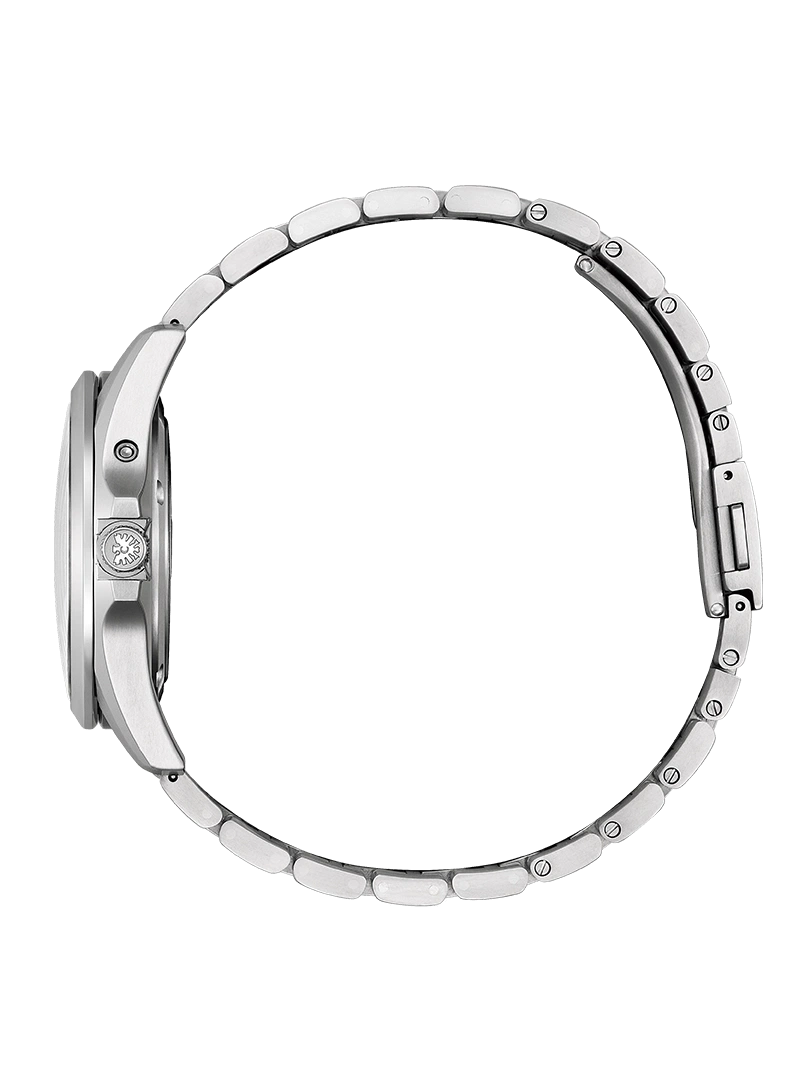 Seitenansicht einer silbernen Armbanduhr mit Metallband auf grünem Hintergrund.