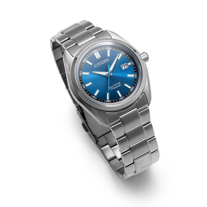 Eine Citizen Eco-Drive Uhr aus Edelstahl mit blauem Zifferblatt.