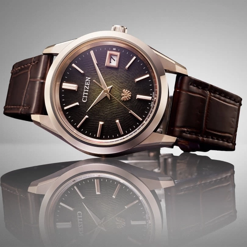 Citizen-Uhr mit braunem Lederarmband und schwarzem Zifferblatt, elegantes Design.