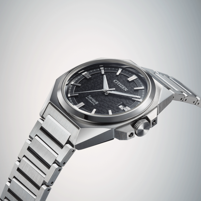 Citizen Series 8 Automatikuhr mit schwarzem Zifferblatt und Stahlarmband.