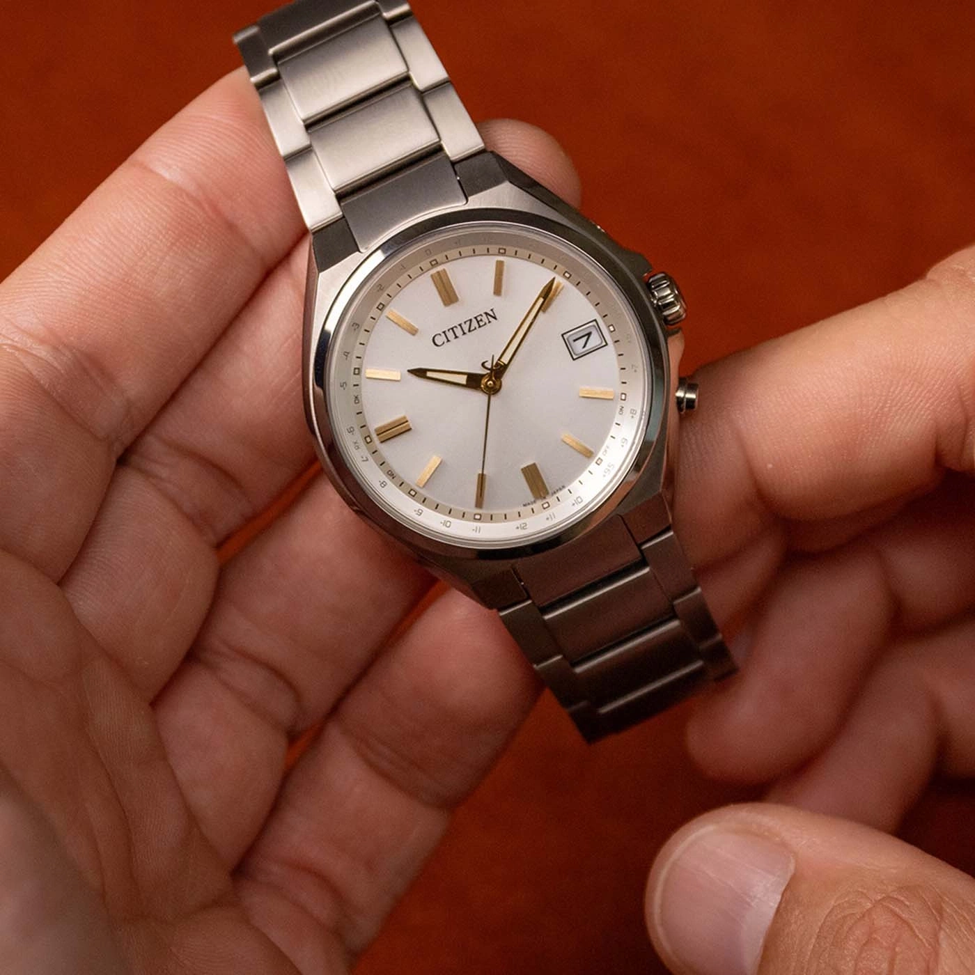 Eine Citizen-Uhr mit silbernem Zifferblatt und Metallarmband.