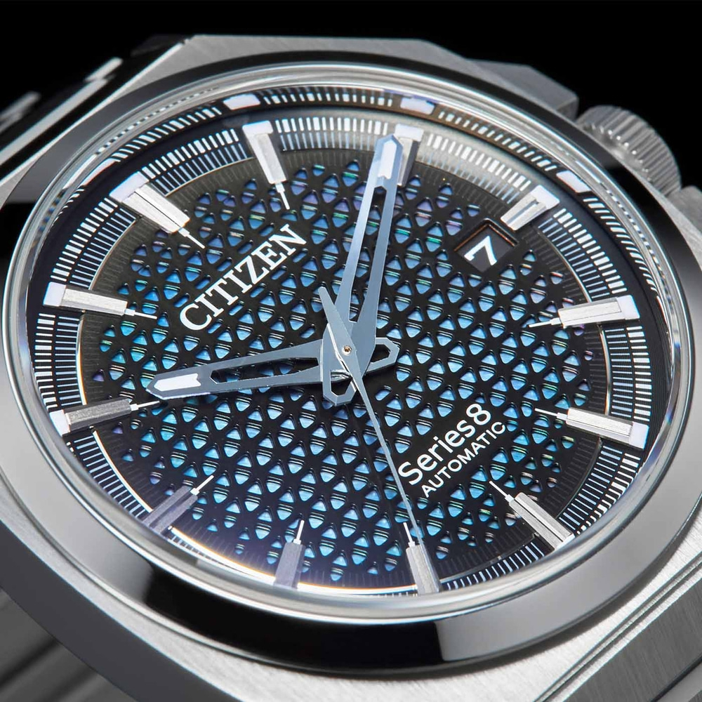 Nahaufnahme einer Citizen Series 8 Automatik-Uhr mit detailliertem Zifferblatt.