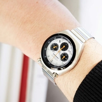 Eine Nahaufnahme einer Citizen Chronographenuhr am Handgelenk.