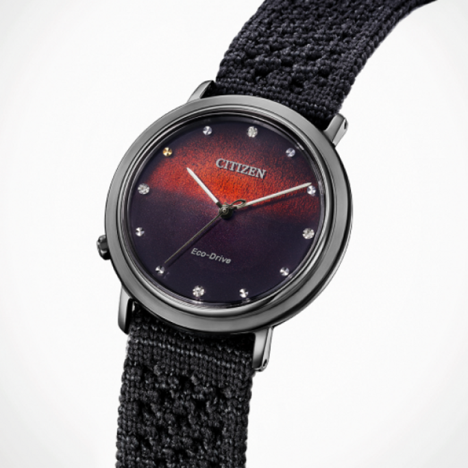 Citizen-Uhr mit dunklem Zifferblatt und strukturiertem Armband.