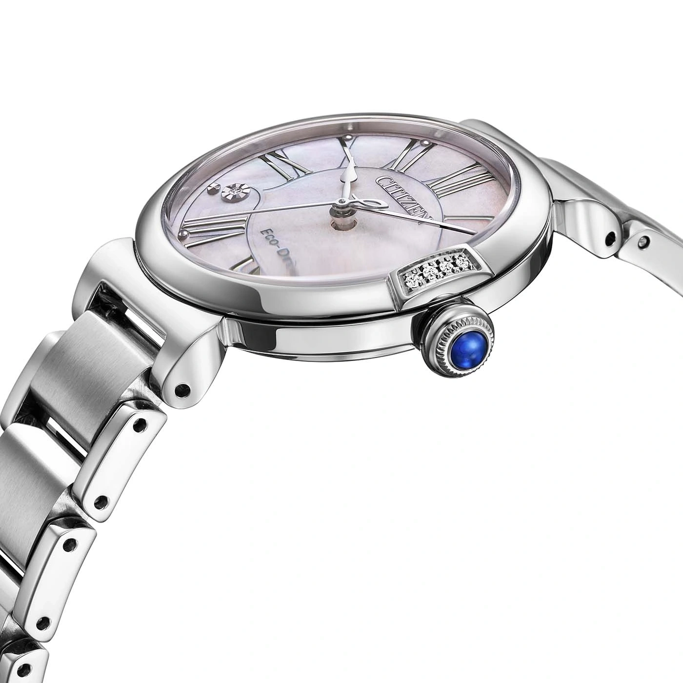 Eine Nahaufnahme der Seitenansicht einer silbernen Citizen Eco-Drive Uhr mit Perlmuttzifferblatt und römischen Ziffern.