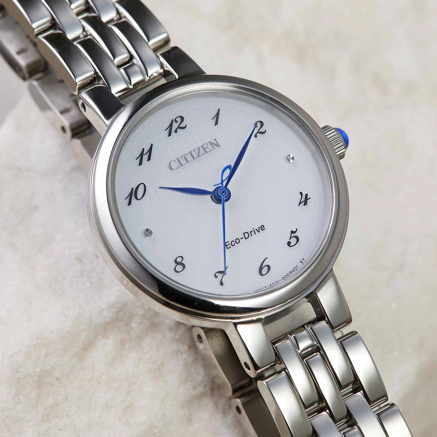 Citizen-Uhr mit weißem Zifferblatt, silbernem Armband und blauen Zeigern. Eco-Drive.
