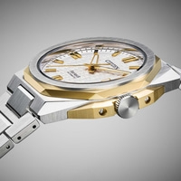 Nahaufnahme einer Citizen Series 8 Automatik-Uhr mit silbernem und goldenem Gehäuse und Armband.