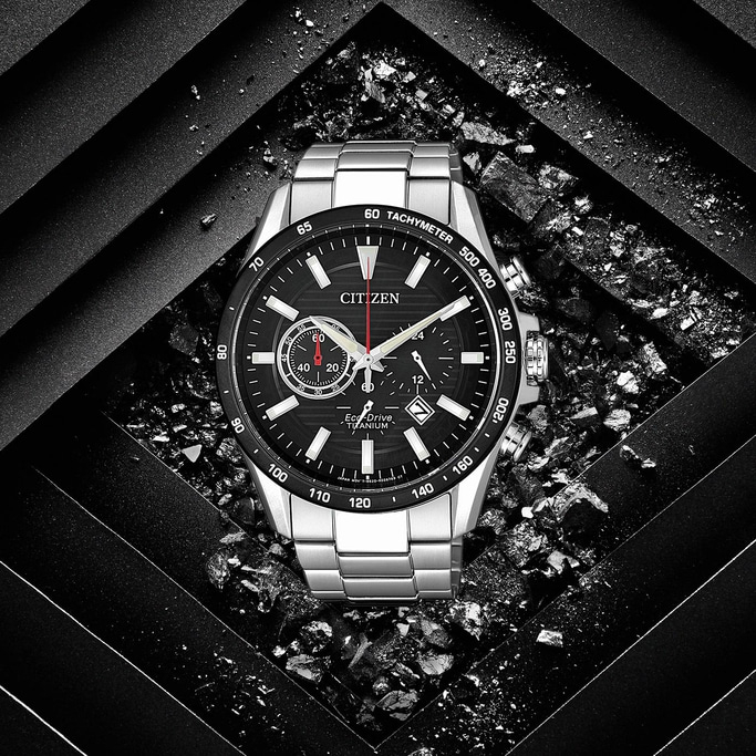Citizen-Uhr mit schwarzem Zifferblatt und silbernem Armband, Eco-Drive Titanium