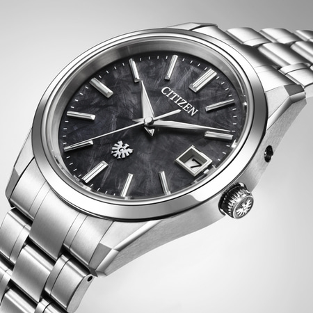 Citizen-Uhr mit schwarzem Zifferblatt und silbernem Armband, elegantes Design.