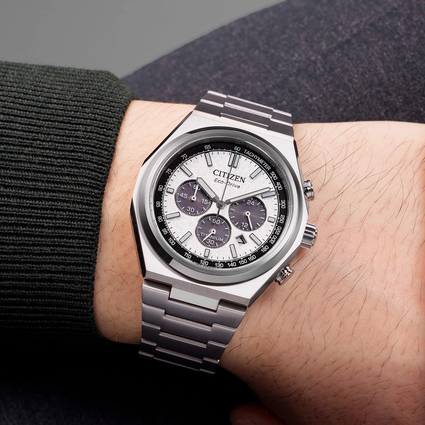 Citizen-Uhr am Handgelenk, silbernes Titan, Eco-Drive, Chronograph, Tachymeter, Nahaufnahme