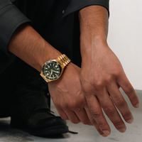 Mann trägt eine goldene Uhr am Handgelenk, Nahaufnahme.