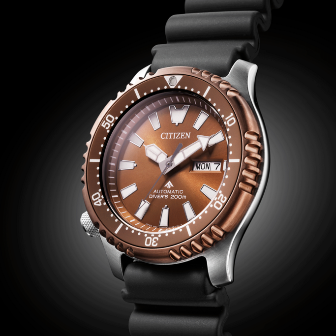 Citizen-Uhr mit braunem Zifferblatt, schwarzem Armband und Tagesanzeige. Automatische Taucheruhr.