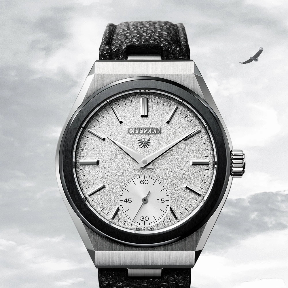 Citizen-Uhr mit strukturiertem Zifferblatt und schwarzem Lederarmband, Adler am Himmel.