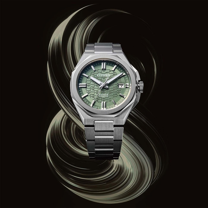 Eine moderne Citizen Series 8 Automatik-Uhr mit grünem Zifferblatt und Metallarmband.