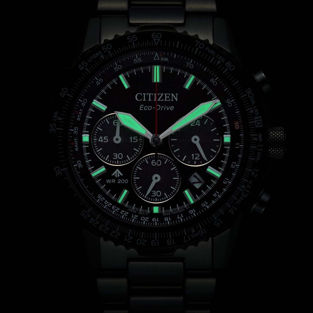 Eine schwarze Citizen Eco-Drive Uhr mit leuchtend grünen Zeigern und Markierungen.