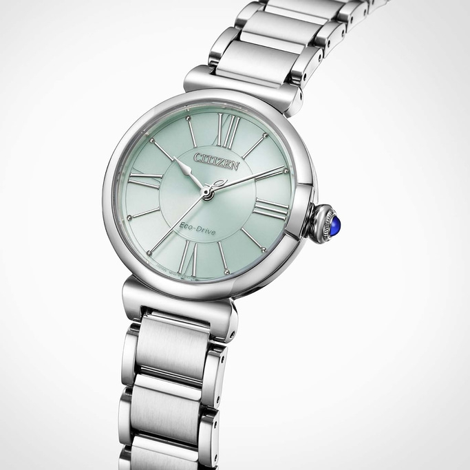 Eine silberne Citizen Eco-Drive Uhr mit hellgrünem Zifferblatt und römischen Ziffern.