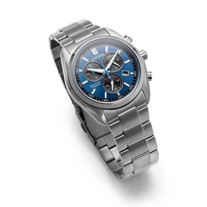 Eine Citizen Eco-Drive Titan-Chronograph-Uhr mit blauem Zifferblatt.