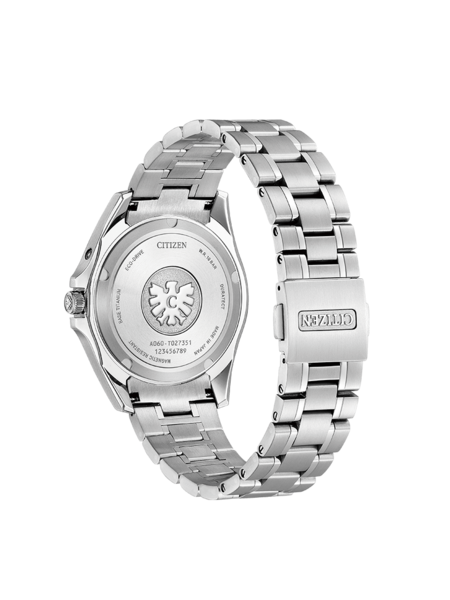 Citizen-Uhrrückseite mit Details: Titan, Eco-Drive, magnetisch resistent, hergestellt in Japan.