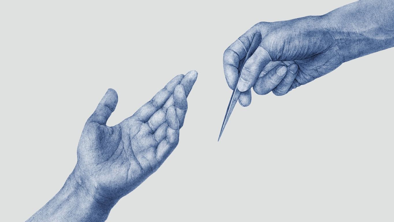 Zwei Hände, eine hält eine Pinzette, blaue Zeichnung auf hellem Hintergrund
