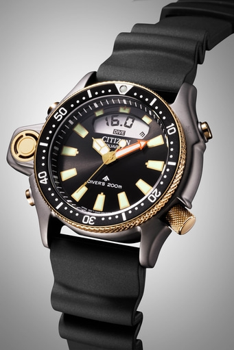 Citizen Taucheruhr mit analog-digitalem Zifferblatt und Tiefenanzeige.