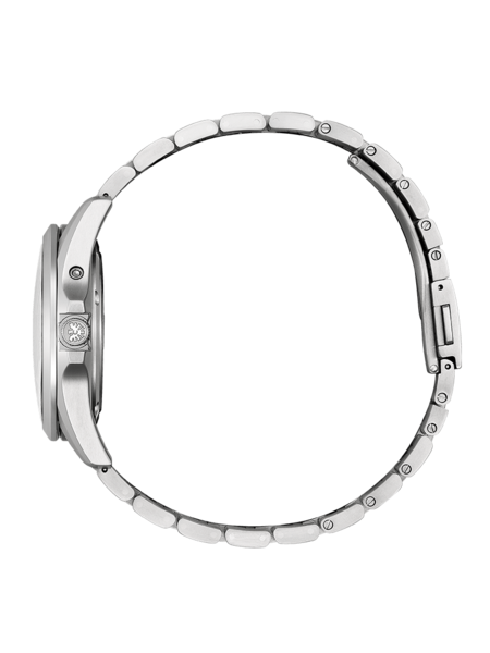 Seitenansicht einer silbernen Armbanduhr mit Metallband auf grünem Hintergrund.