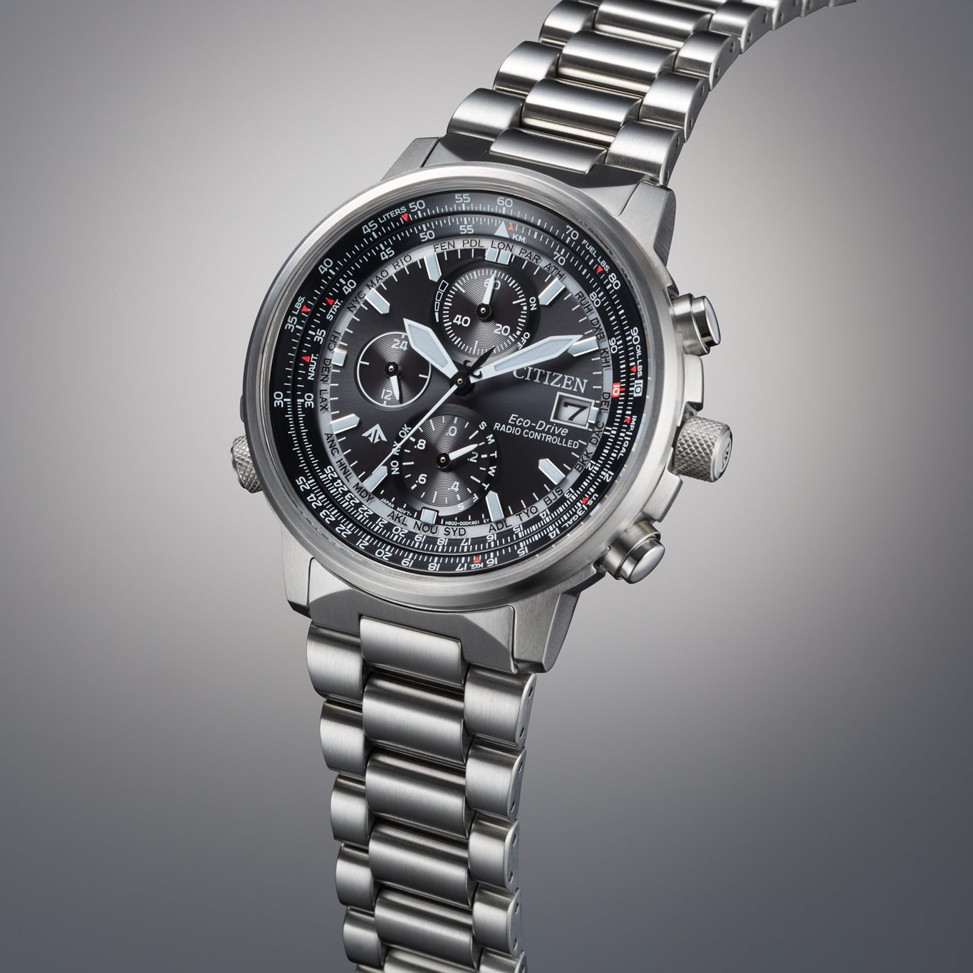 Citizen-Uhr mit schwarzem Zifferblatt, silbernem Armband und mehreren Zifferblättern, die Zeit und Datum anzeigen.