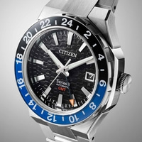 Citizen Series 3 GMT-Uhr mit schwarzer und blauer Lünette und Datumsanzeige.