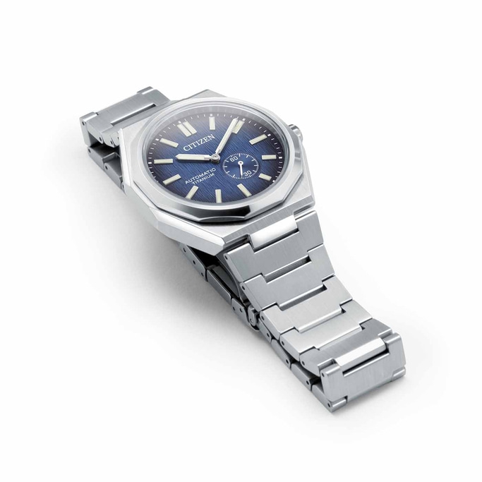Citizen-Uhr mit blauem Zifferblatt und silbernem Armband auf weißem Hintergrund