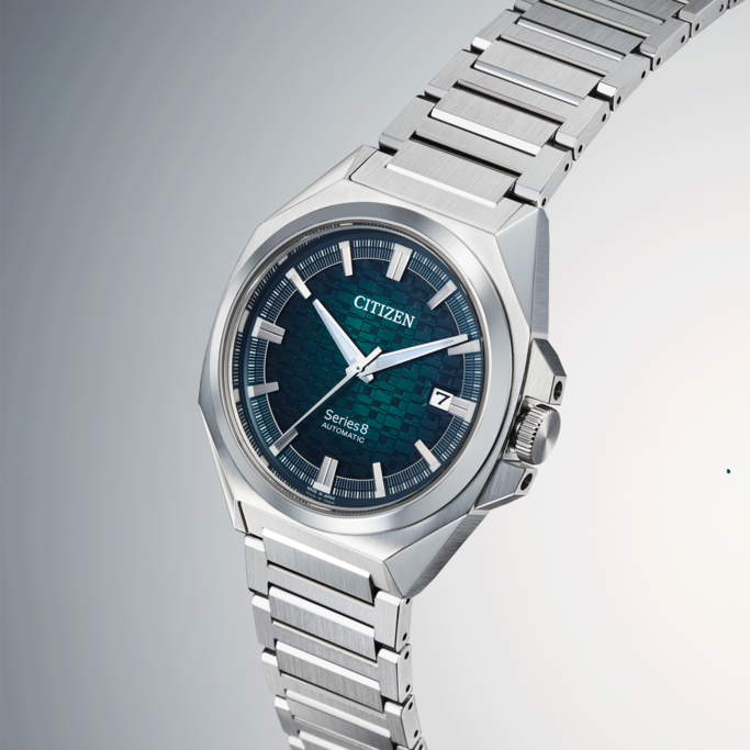 Citizen Series 8 Automatikuhr mit grünem Zifferblatt und Stahlarmband.