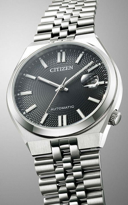 Citizen Automatikuhr mit schwarzem Zifferblatt und silbernem Armband.