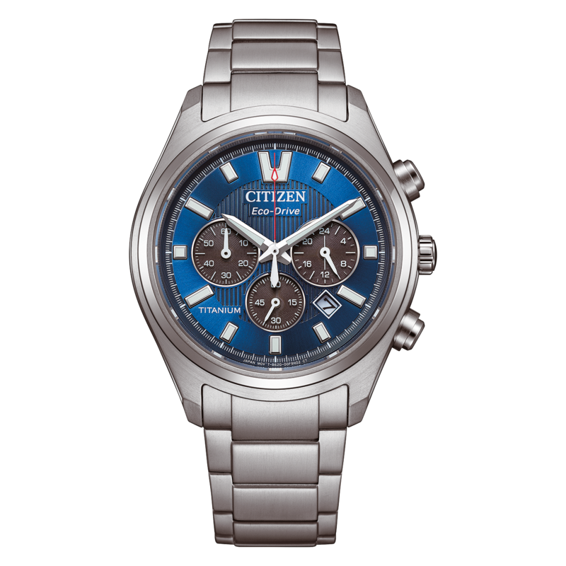 Nahaufnahme einer silbernen Citizen Eco-Drive Titan-Chronographenuhr mit blauem Zifferblatt.