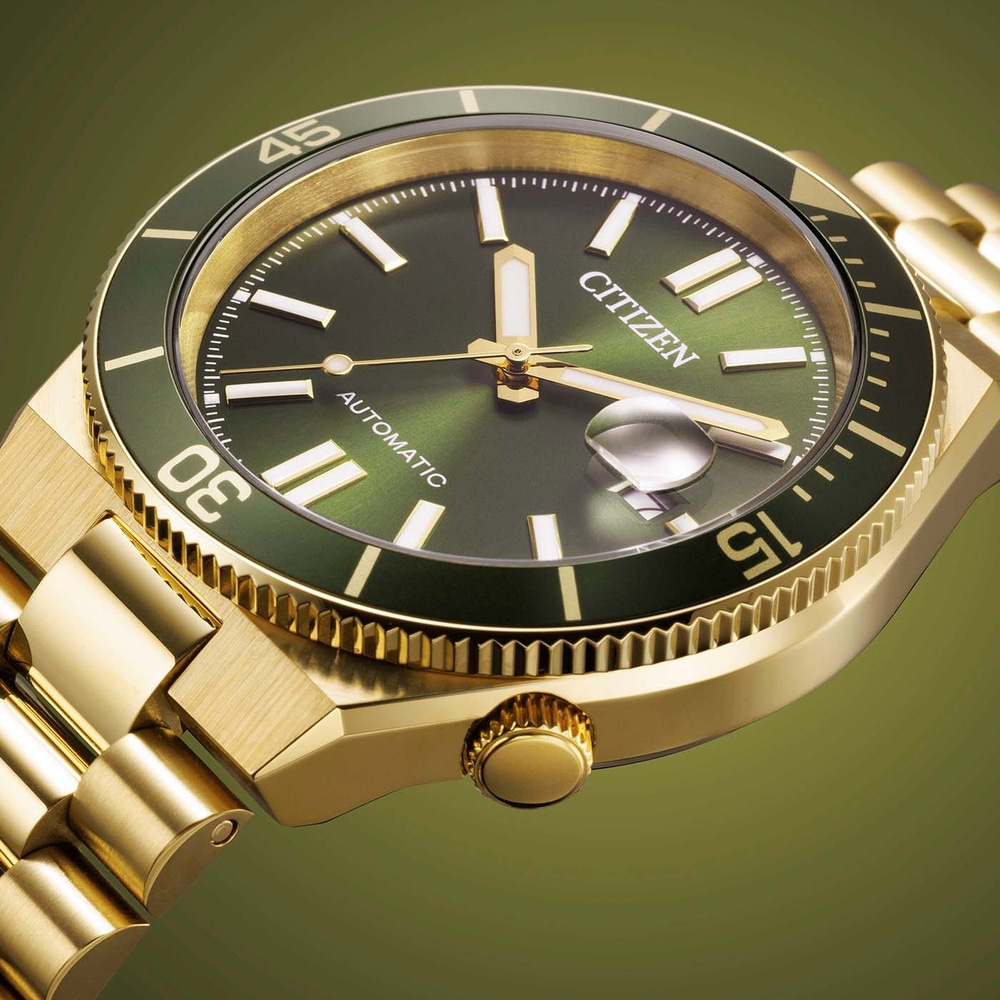 Nahaufnahme einer goldenen Citizen Automatik-Uhr mit grünem Zifferblatt und Lünette.