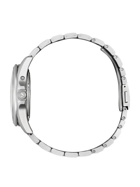 Seitenansicht einer silbernen Armbanduhr mit Metallband auf grünem Hintergrund.