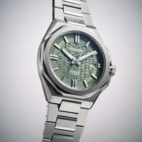 Nahaufnahme einer Citizen Series 8 Automatik-Uhr mit grünem Zifferblatt und Edelstahlarmband im Studio.