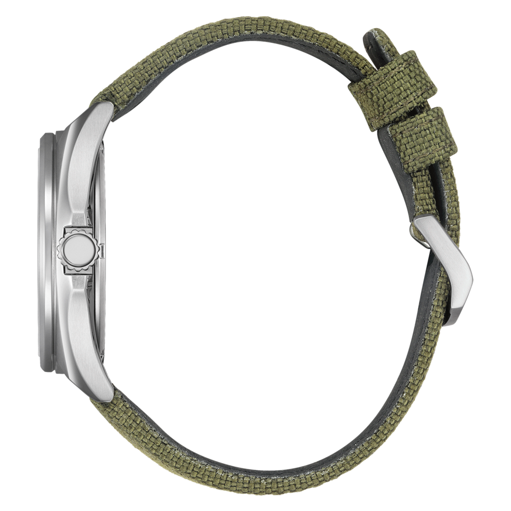 Seitenansicht einer silbernen Uhr mit grünem Stoffarmband.