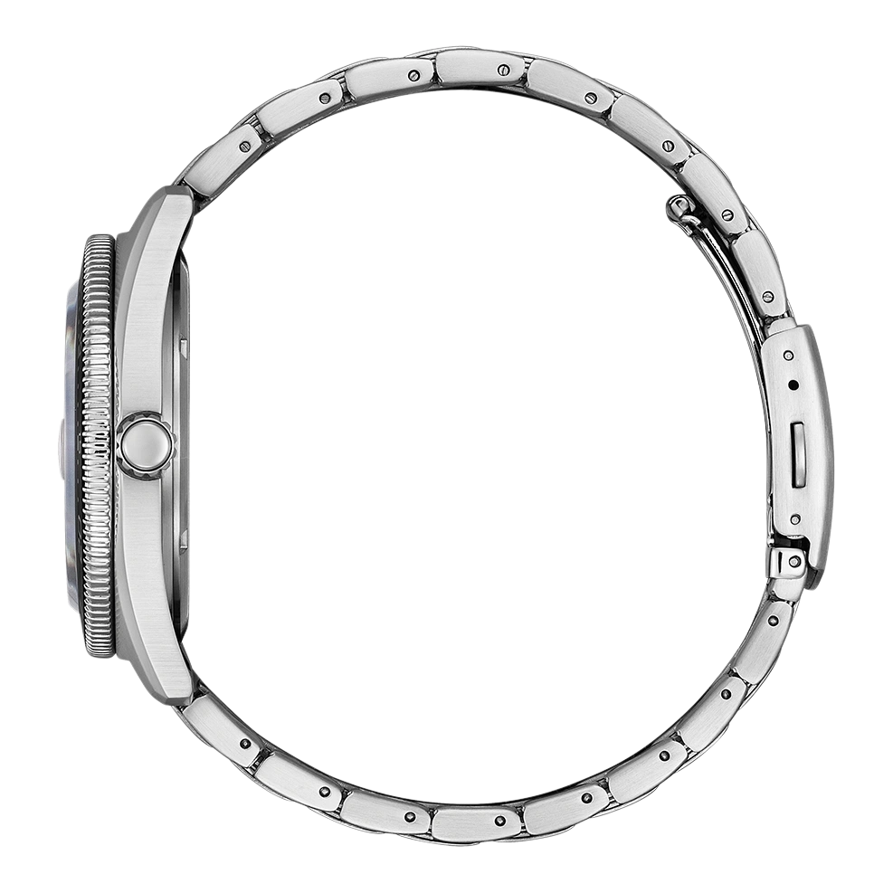 Seitenansicht einer silbernen Armbanduhr mit rundem Zifferblatt und Metallband.