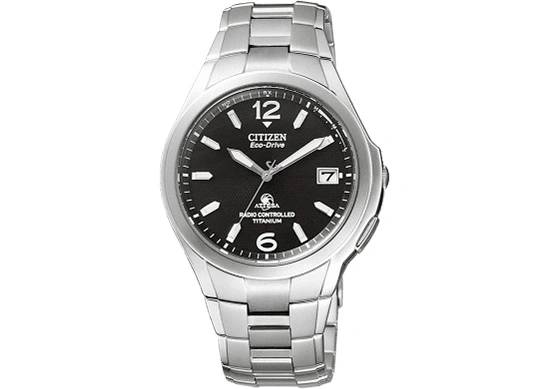Citizen Eco-Drive Uhr mit schwarzem Zifferblatt und Titanband, funkgesteuert.