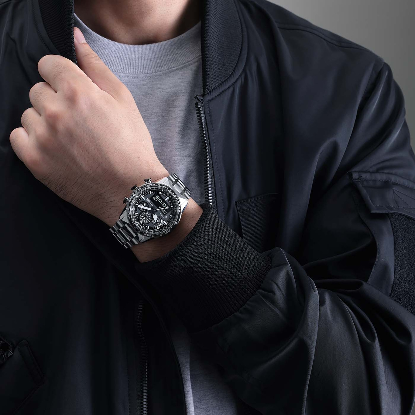 Mann trägt Uhr und schwarze Jacke, Nahaufnahme, stilvoll und elegant.