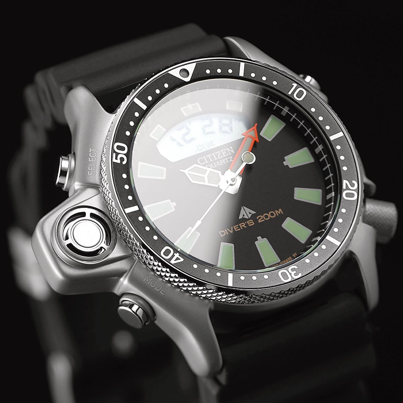 Citizen-Uhr mit schwarzem Zifferblatt, Diver's 200m, Digitalanzeige und drehbarer Lünette.