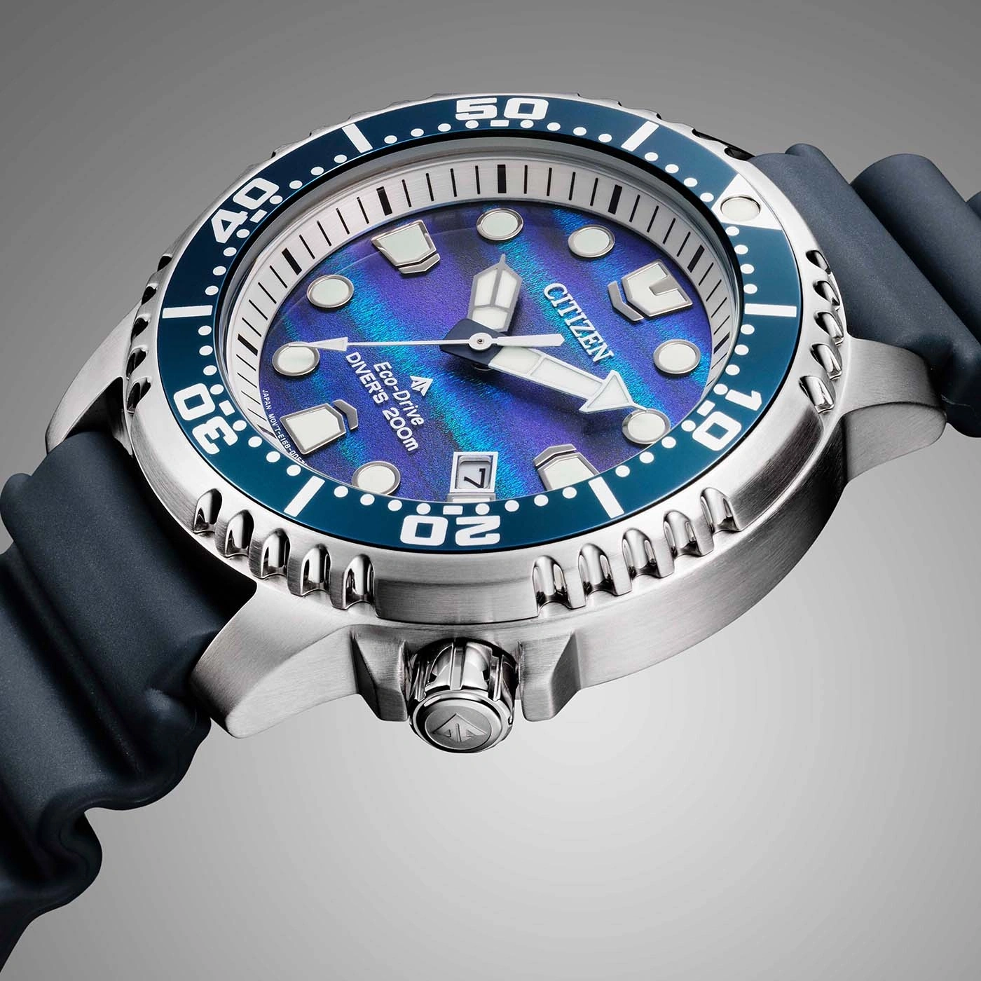 Nahaufnahme einer blauen Citizen Eco-Drive Taucheruhr mit strukturiertem Zifferblatt.