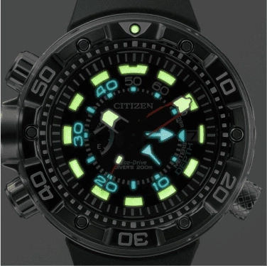 Nahaufnahme einer Citizen Eco-Drive Taucheruhr mit leuchtenden Zeigern und Markierungen, schwarze Lünette.