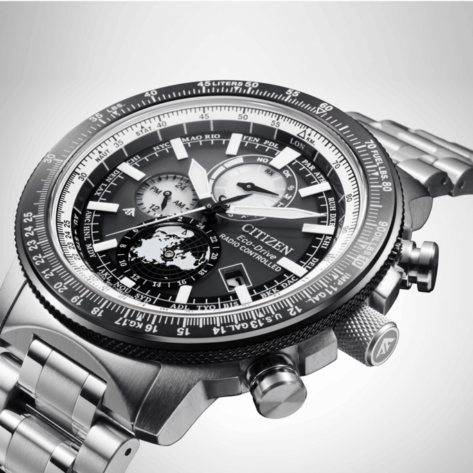 Citizen Eco-Drive Uhr mit mehreren Zifferblättern und einem Weltkarten-Design auf dem Zifferblatt.