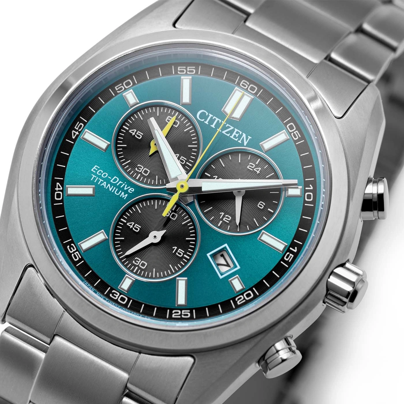 Nahaufnahme eines modernen Citizen Eco-Drive Titan-Chronographen-Zifferblatts mit blaugrünem Zifferblatt.