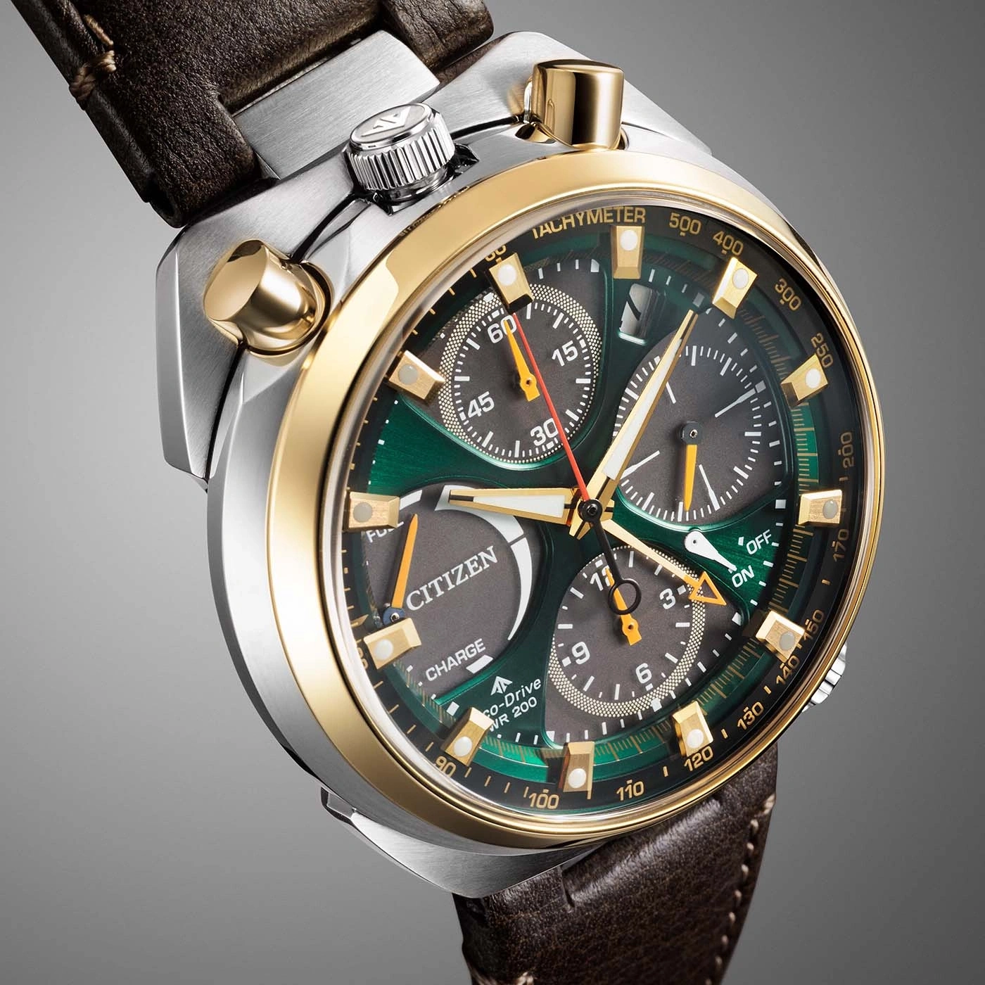 Nahaufnahme einer grünen und goldenen Citizen Eco-Drive Chronographenuhr mit braunem Lederarmband.