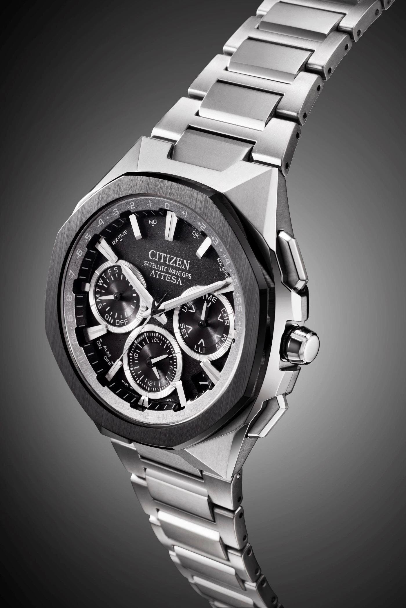 Nahaufnahme einer Citizen Attesa Uhr mit schwarzem Zifferblatt und silbernem Armband.
