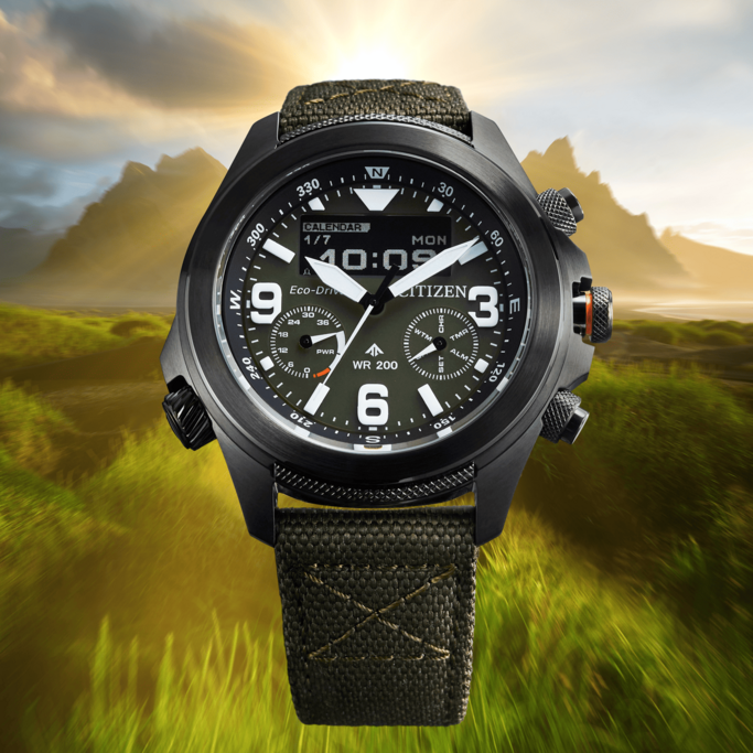 Citizen-Uhr mit Digitalanzeige, schwarzem Gehäuse und grünem Stoffarmband.