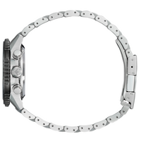 Ein silbernes Uhrenarmband mit detaillierter Schließe und Uhrengehäuse.